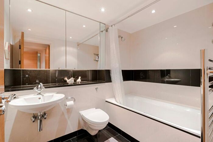 2 Bedroom Apartment To Rent In Howard Building, Queenstown Road, London, SW11