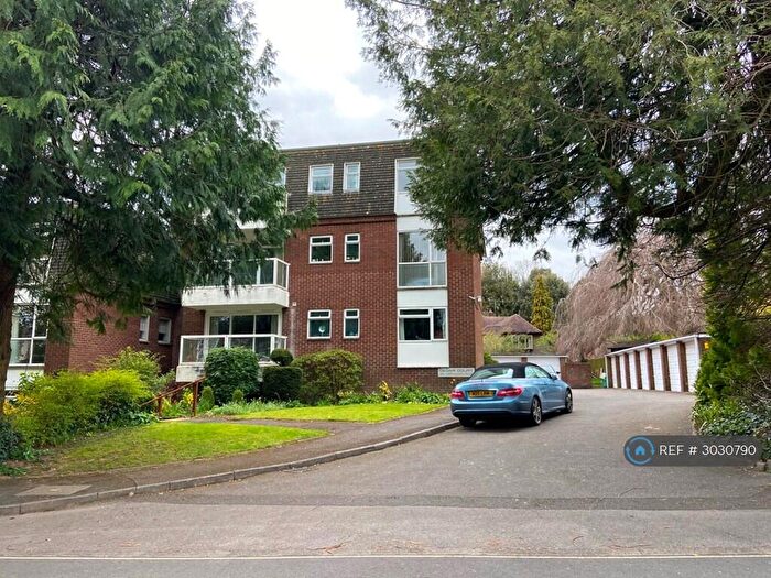 2 Bedroom Flat To Rent In Cedar Court, Winchester, SO23