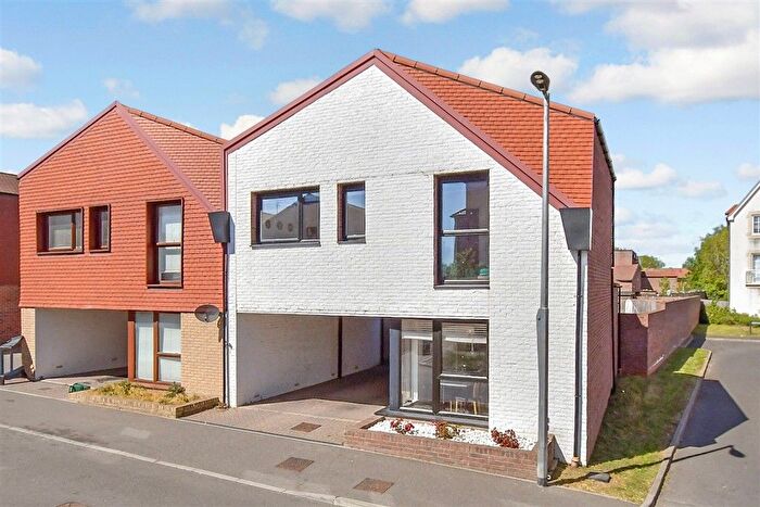 3 Bedroom Semi-Detached House For Sale In Austen Road, Basildon, Essex, SS14