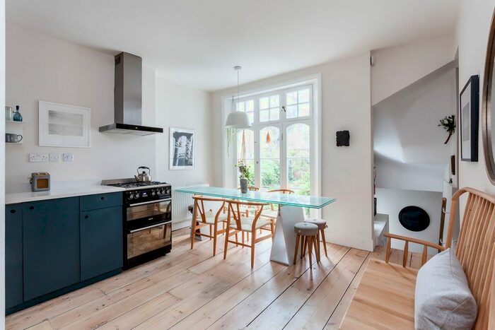 2 Bedroom Flat To Rent In West Bank, London, N16