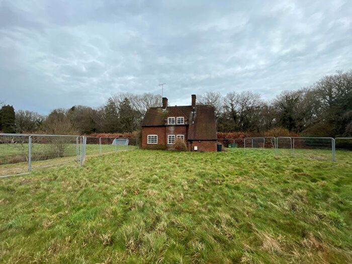 3 Bedroom Detached House For Sale In Shootersway Lodge, Shootersway, Wigginton, Hertfordshire, HP23