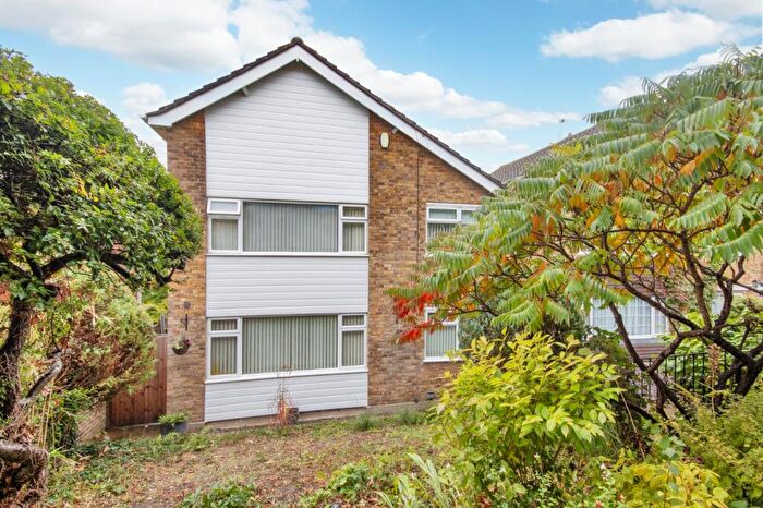 3 Bedroom Detached House For Sale In Lyndhurst Way, Istead Rise, Gravesend, Kent, DA13