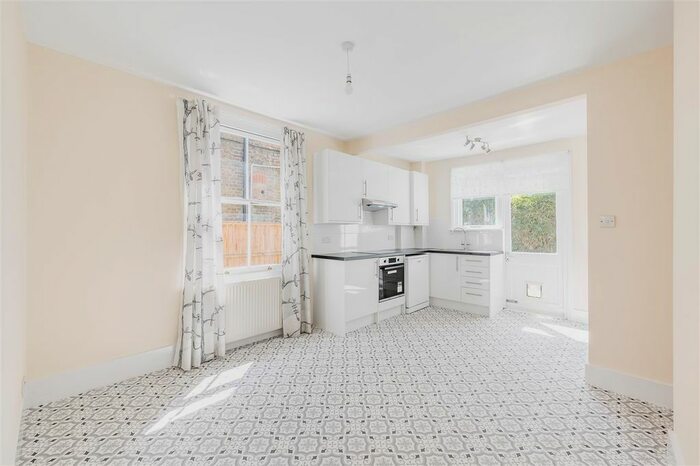 2 Bedroom Flat To Rent In Ormiston Grove, London, W12