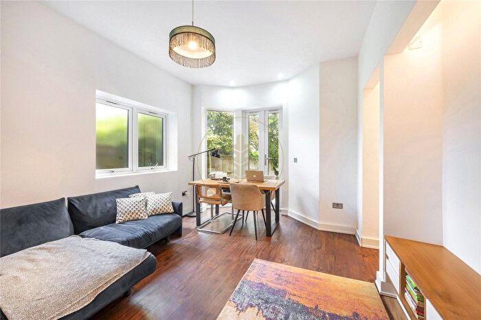 2 Bedroom Maisonette To Rent In High Road, Finchley, London, N2