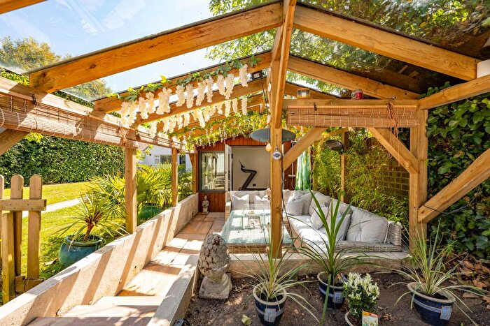 4 Bedroom Detached House For Sale In Botley Road, Southampton, SO19