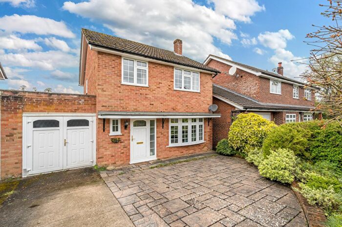 3 Bedroom Link Detached House For Sale In Mill Close, Henley-On-Thames, RG9