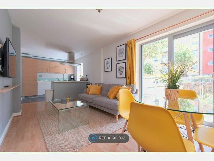 2 Bedroom Flat To Rent In Queen Mary Avenue, London, E18