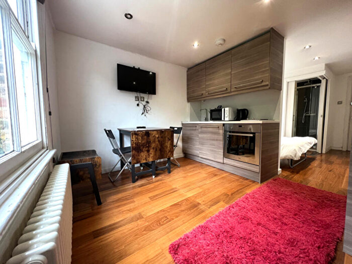 Studio To Rent In Manor Road, London, N16