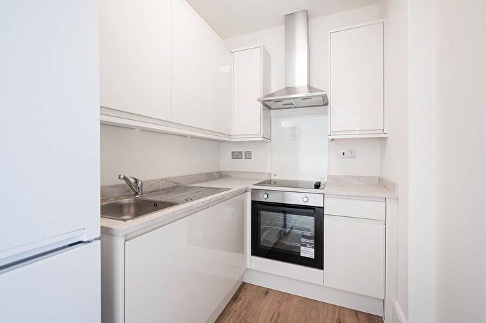 1 Bedroom Semi Detached House For Sale In Well Street, Hackney, London, E9