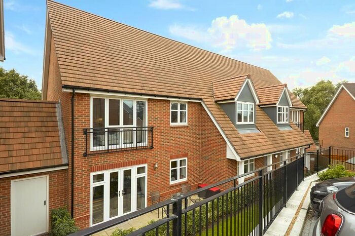 2 Bedroom Flat To Rent In Consort Drive, Leatherhead, KT22