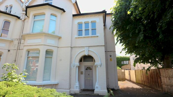 3 Bedroom Flat To Rent In Earlsfield Road, London, SW18