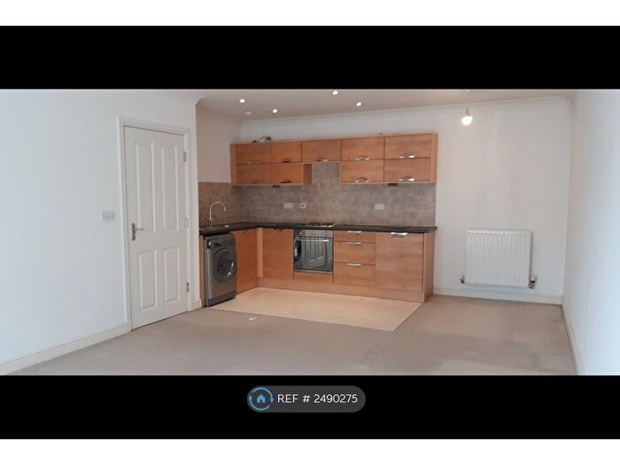 2 Bedroom Flat To Rent In Gledhow Valley Road, Leeds, LS8