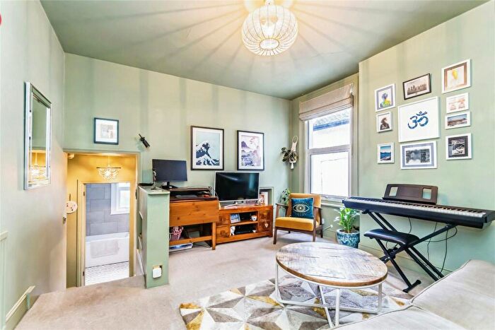 1 Bedroom Flat For Sale In Hatchlands Road, Redhill, Surrey, RH1