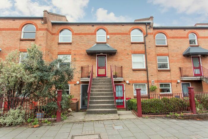 2 Bedroom Flat To Rent In Victoria Park Road, London, E9