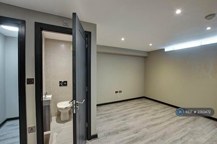 1 Bedroom Flat To Rent In Trinity Apartments, Leeds, LS13