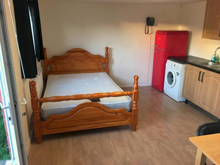 Studio To Rent In Alpine Way, Luton, LU3