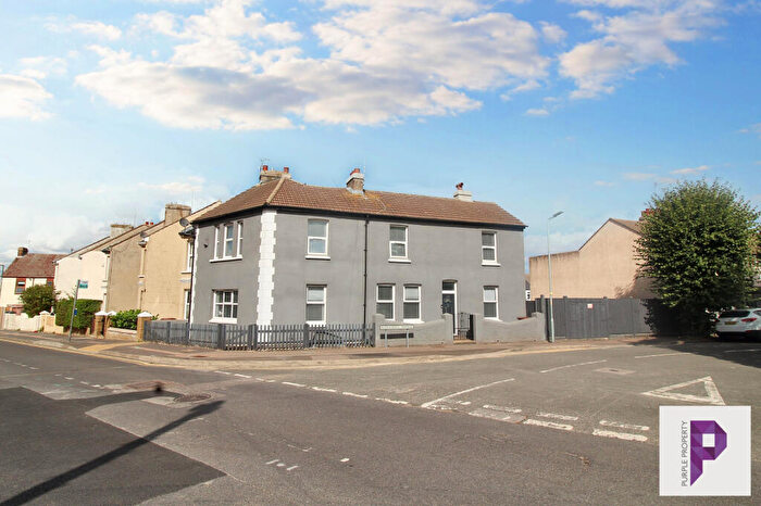 4 Bedroom End Of Terrace House For Sale In Barnsole Road, Gillingham, ME7