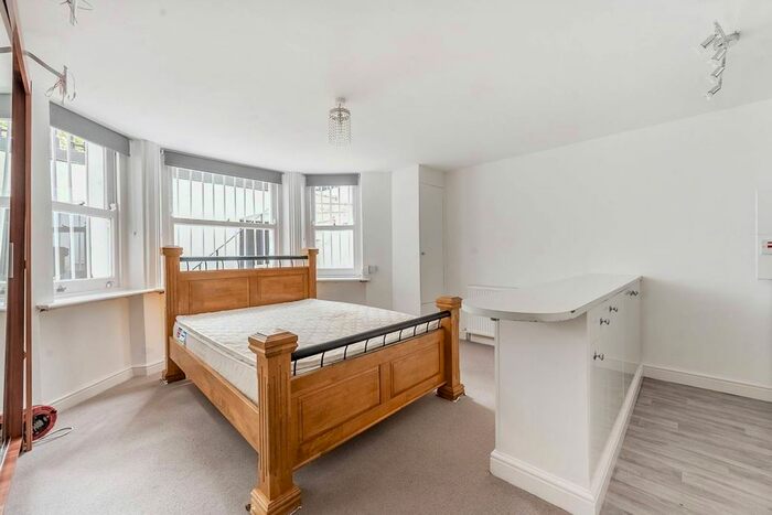 Studio To Rent In Emperor's Gate, South Kensington, London, SW7