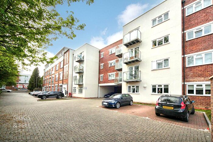 2 Bedroom Apartment For Sale In Breton House A Flat, Old Bedford Road, Luton, LU2