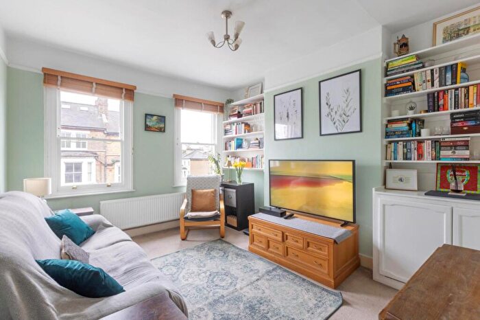 2 Bedroom Flat For Sale In Battersea Rise, Clapham Junction, SW11