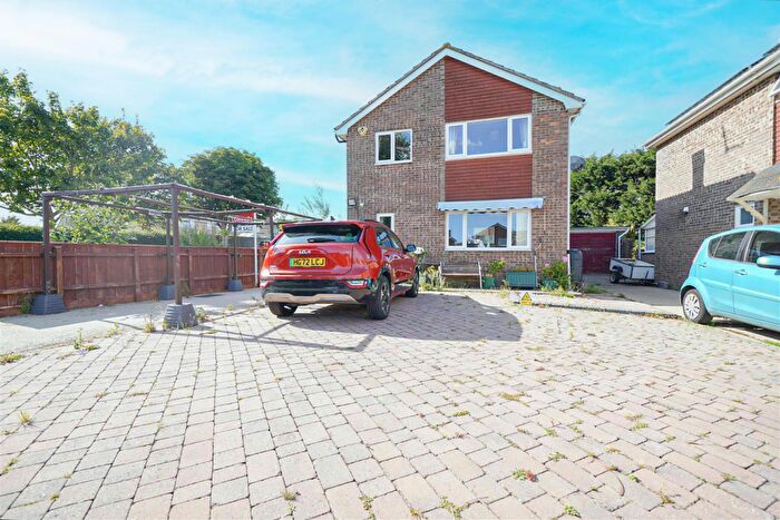 4 Bedroom Detached House For Sale In Stoborough Close, Weymouth, DT3