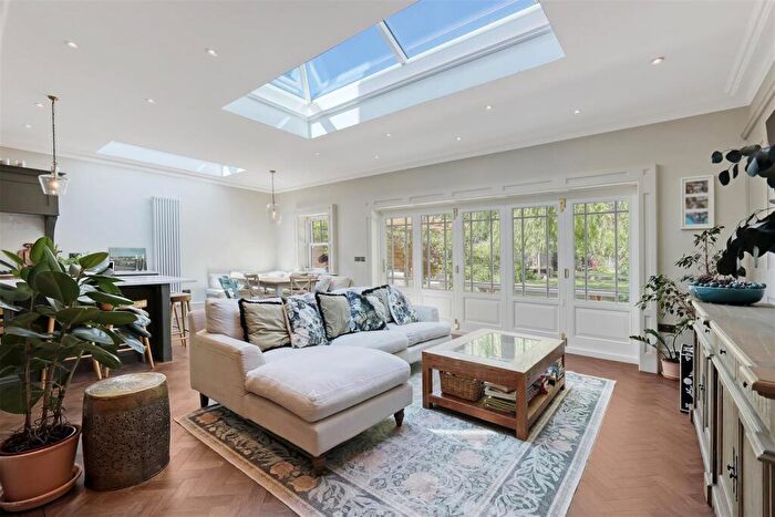 5 Bedroom House To Rent In The Green Walk, E4
