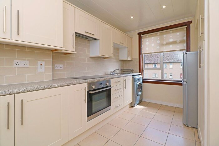 2 Bedroom Flat To Rent In Kemnay Gardens, Dundee, DD4