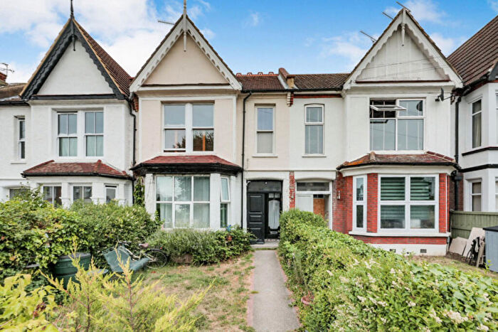 2 Bedroom Apartment For Sale In Finchley Road, Westcliff-on-sea, SS0