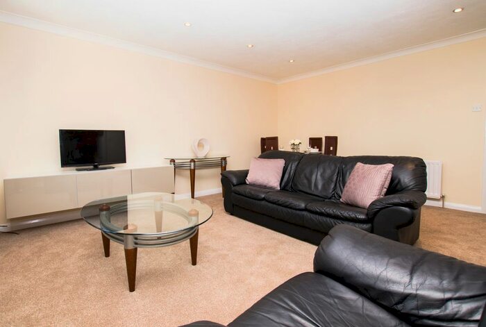 2 Bedroom Flat To Rent In Three Bridges, Pound Hill, Crawley, RH10