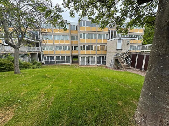 3 Bedroom Flat For Sale In Cameron Close, Warley, Brentwood, CM14