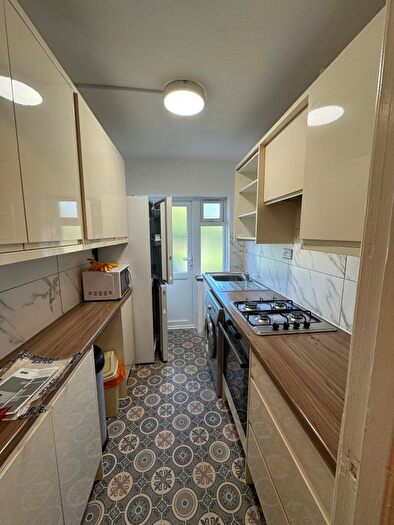 2 Bedroom Flat To Rent In Beverley Drive, Edgware, HA8