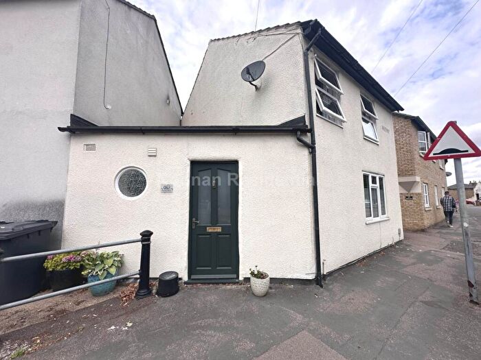 3 Bedroom Semi Detached House To Rent In Berkley Street, St Neots, PE19