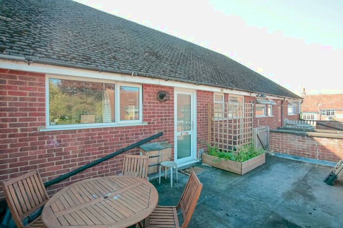 2 Bedroom Apartment To Rent In High Street, Benson, Wallingford, OX10