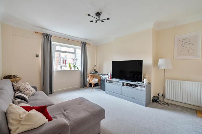 3 Bedroom Flat To Rent In Selwyn Court, Richmond, TW10