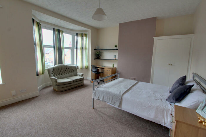 5 Bedroom Town House To Rent In Glenfield Road, Leicester, LE3