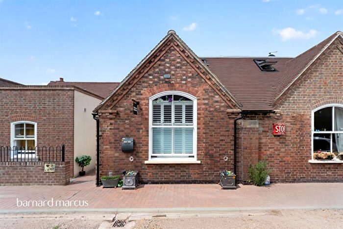 1 Bedroom Mews For Sale In Ansell Road, Dorking, RH4