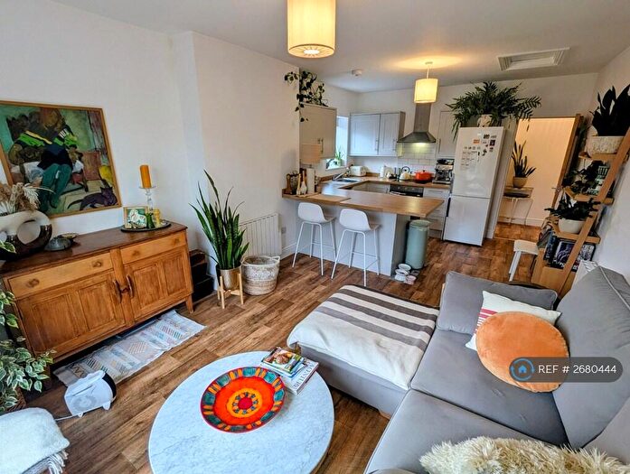 2 Bedroom Flat To Rent In South Street, Dorking, RH4