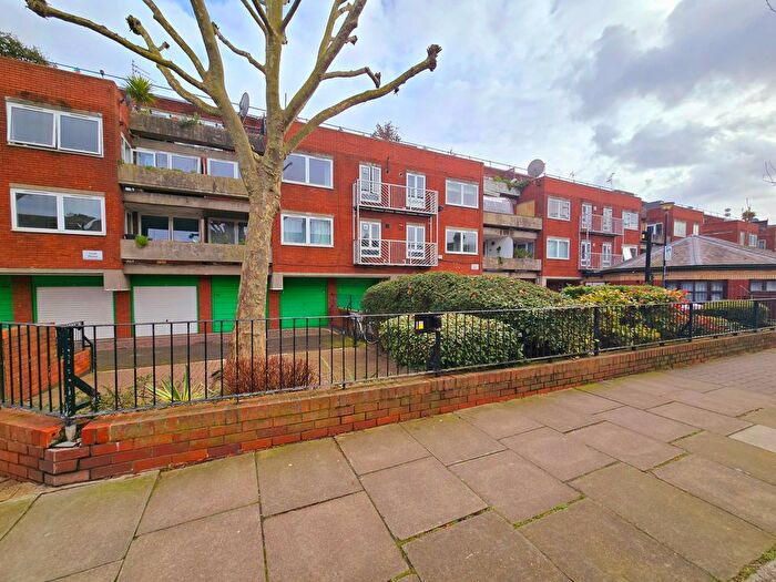 2 Bedroom Flat To Rent In Third Avenue, London, W10