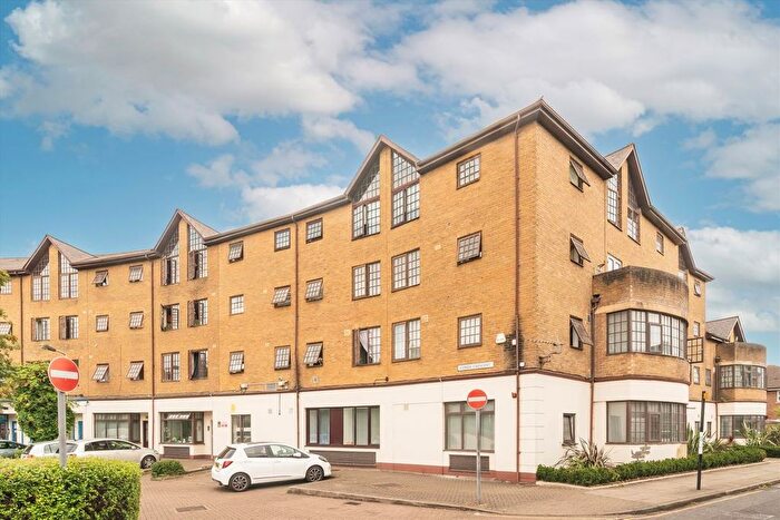 3 Bedroom Flat For Sale In Comer Crescent, Southall, UB2