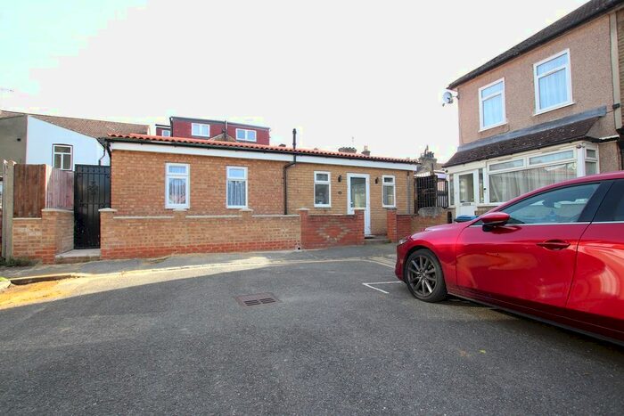 2 Bedroom Flat To Rent In Ainsworth Road, Croydon, CR0