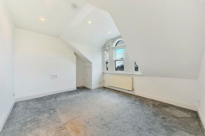 2 Bedroom Apartment To Rent In The Gardens, East Dulwich London, SE22