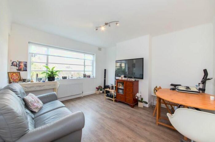 2 Bedroom Flat To Rent In Denison Close, London, N2