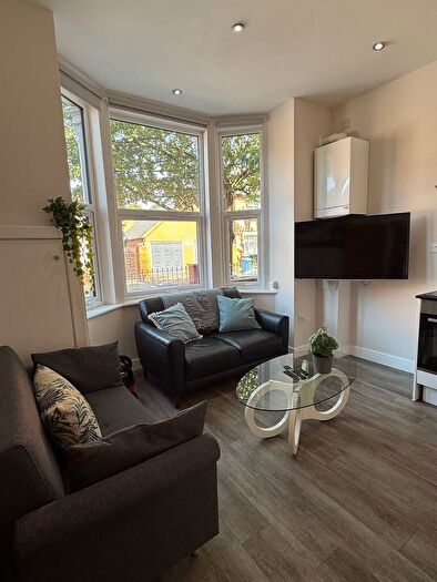 4 Bedroom Apartment To Rent In Flat D, Charnwood Grove, NG2