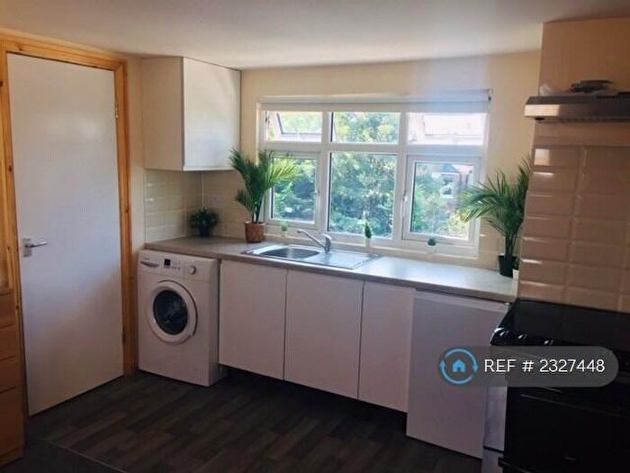 Studio To Rent In Bowes Road, London, N13