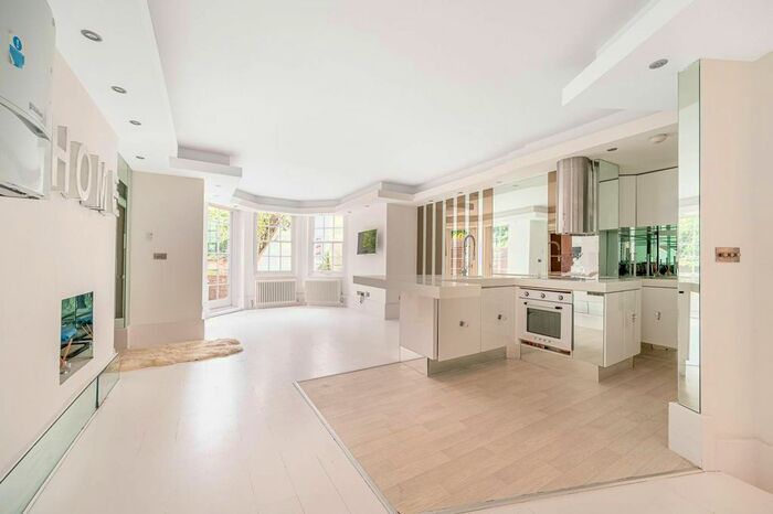 3 Bedroom Flat To Rent In Lindfield Gardens, Hampstead, London, NW3