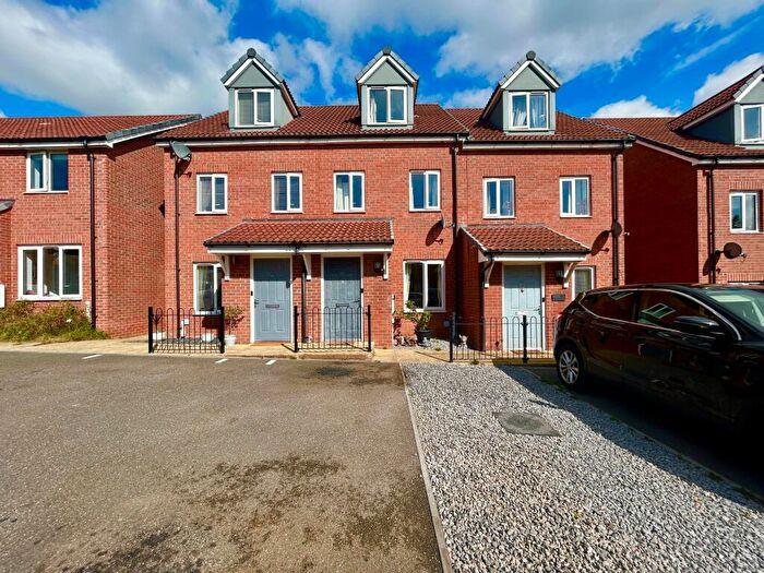 3 Bedroom Town House For Sale In Myrtlebury Way, Exeter, EX1