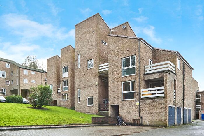 1 Bedroom Flat For Sale In Frizley Gardens, Bradford, BD9