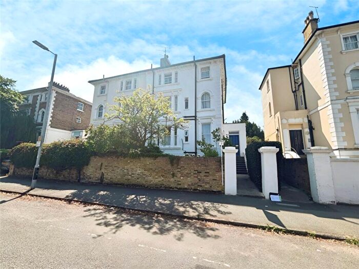 1 Bedroom Penthouse For Sale In Uxbridge Road, Kingston Upon Thames, KT1