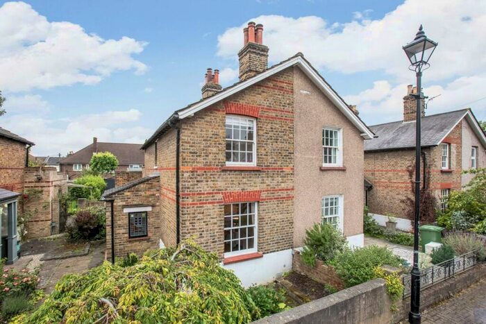 2 Bedroom Cottage To Rent In Victor Road, Penge, London, SE20
