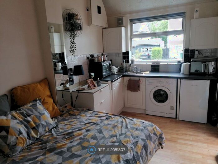 Studio To Rent In Southbourne Crescent, London, NW4